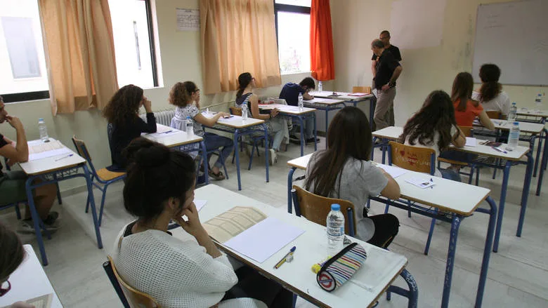 Μαθητές σε σχολική αίθουσα κατά τη διάρκεια εξετάσεων.