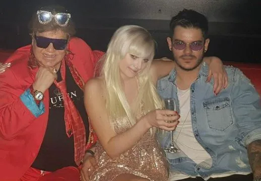 Η Τζούλια Αλεξανδράτου, ο Sakis και ένας άνδρας με κόκκινο κοστούμι σε νυχτερινή έξοδο.