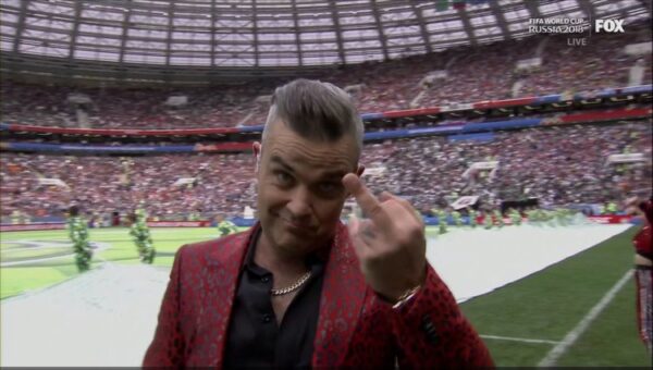 Ο Robbie Williams εξήγησε το λόγο που έκανε κωλοδάχτυλο στην τελετή έναρξης του Μουντιάλ