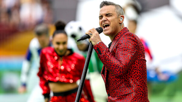 Ο Robbie Williams έκανε κωλοδάχτυλο στην τελετή έναρξης του Μουντιάλ!