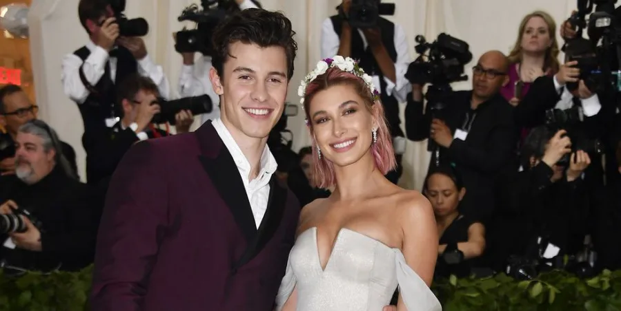 Η Hailey Baldwin σβήνει τις φωτογραφίες με τον Shawn Mendes.