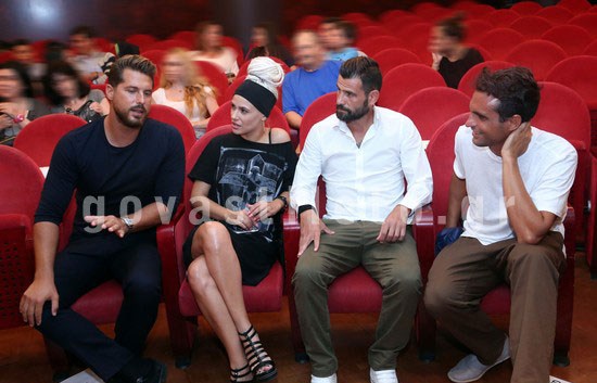 Ο Στέλιος Κρητικός με άλλους παίκτες του Survivor σε καθίσματα θεάτρου.