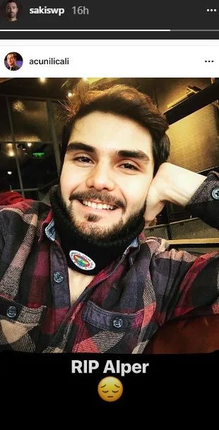 Ο Alper Baycin χαμογελαστός σε selfie.