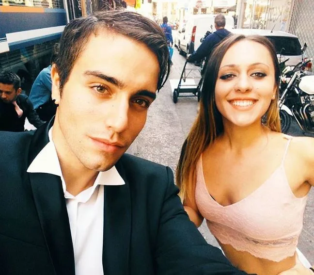 Η Κατερίνα από το Game of Love σε selfie με έναν άνδρα σε εξωτερικό χώρο.