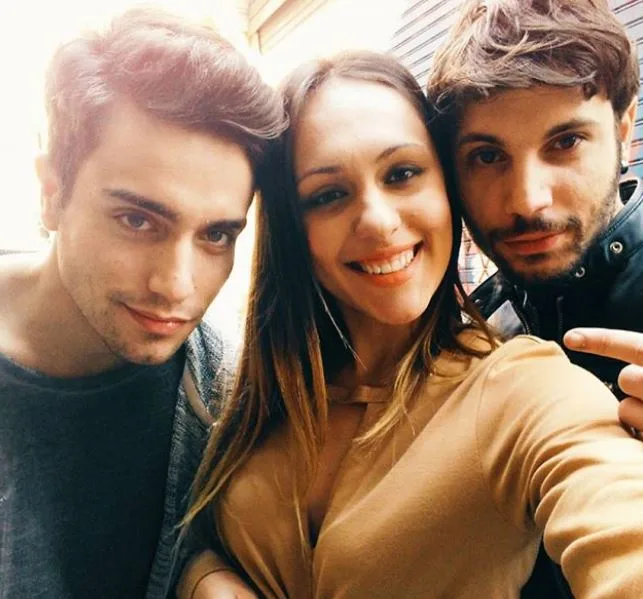 Η Κατερίνα από το Game of Love με δύο άνδρες σε εξωτερικό χώρο.
