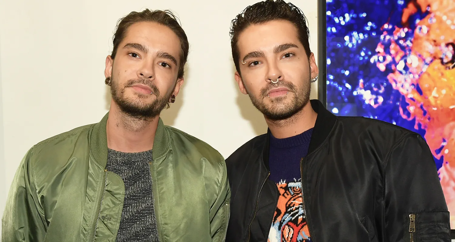 Τα αδέρφια από τους Tokio Hotel, Bill και Tom Kaulitz, ποζάρουν μαζί σε μια εκδήλωση, δείχνοντας την εμφάνισή τους σήμερα.
