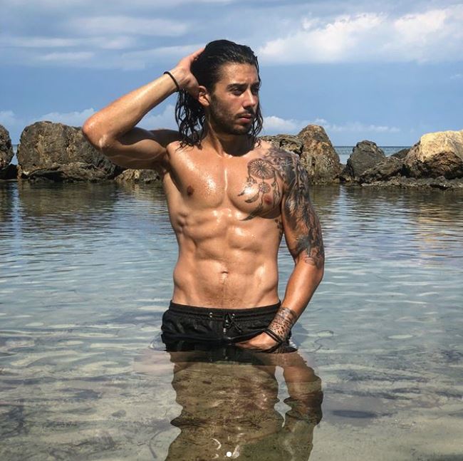 Ο Χαράλαμπος Νικολόπουλος από το Game of Love ποζάρει σε ρηχά νερά.