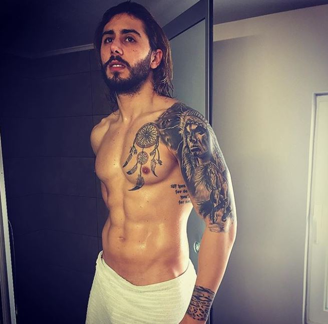Ο Χαράλαμπος Νικολόπουλος από το Game of Love ποζάρει ημίγυμνος με τατουάζ.