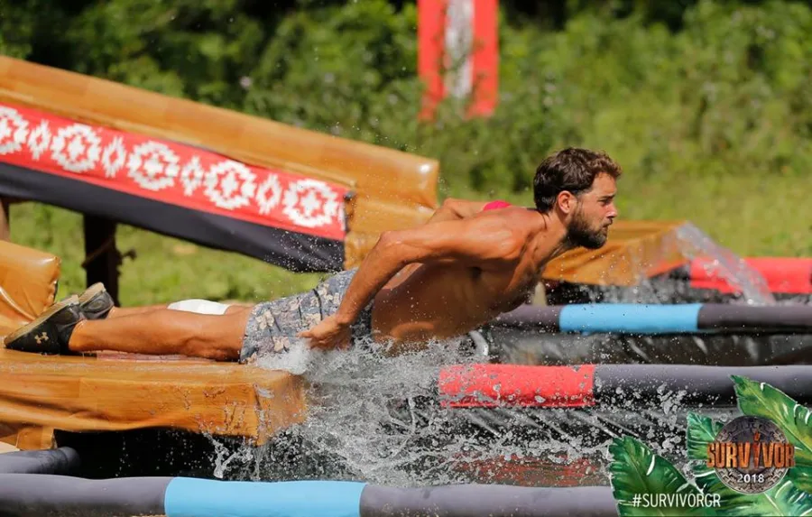 Παίκτης του Survivor 2018 κατά τη διάρκεια αγωνίσματος σε στίβο μάχης με νερό.
