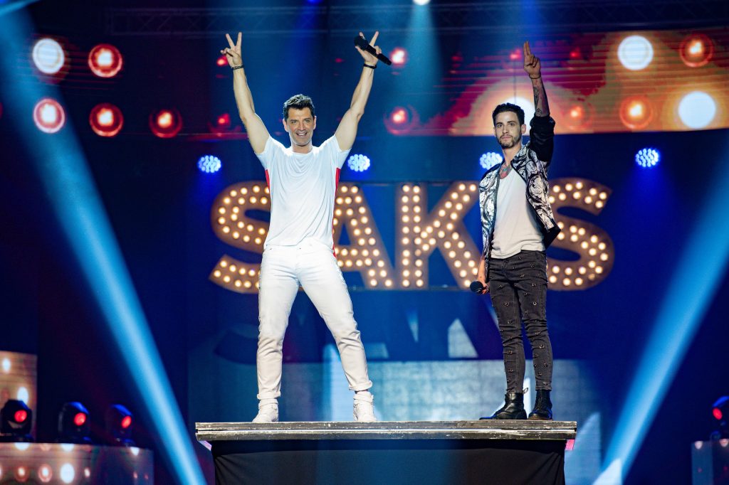Δύο καλλιτέχνες στη σκηνή των Mad Video Music Awards 2018.