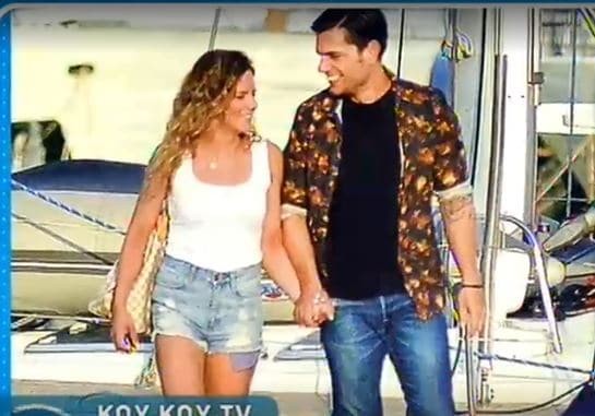 Ο Μύρωνας Στρατής περπατάει χέρι-χέρι με τη σύντροφό του σε μαρίνα.