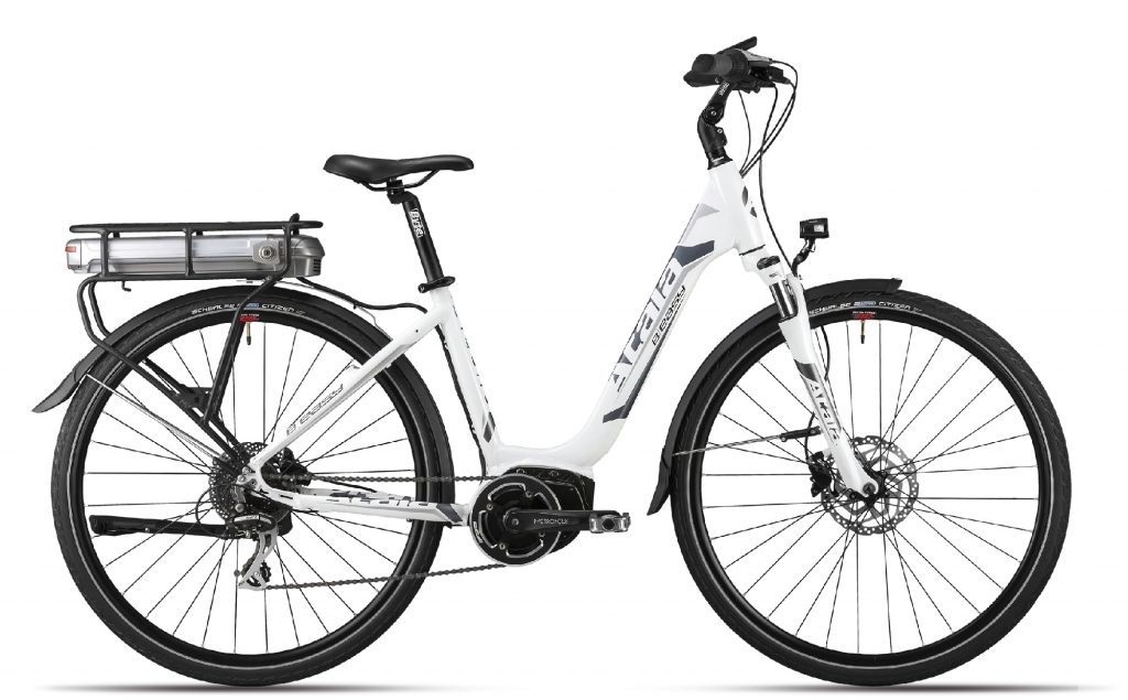 Λευκό ηλεκτρικό ποδήλατο πόλης ATALA B-Easy S 28″ σε λευκό φόντο.