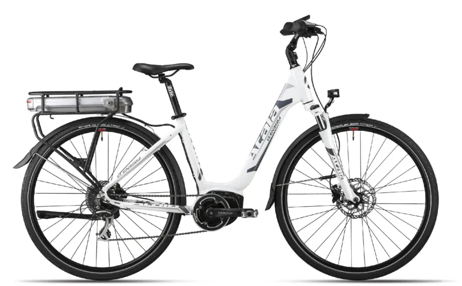 Λευκό ηλεκτρικό ποδήλατο πόλης ATALA B-Easy S 28″ σε λευκό φόντο.