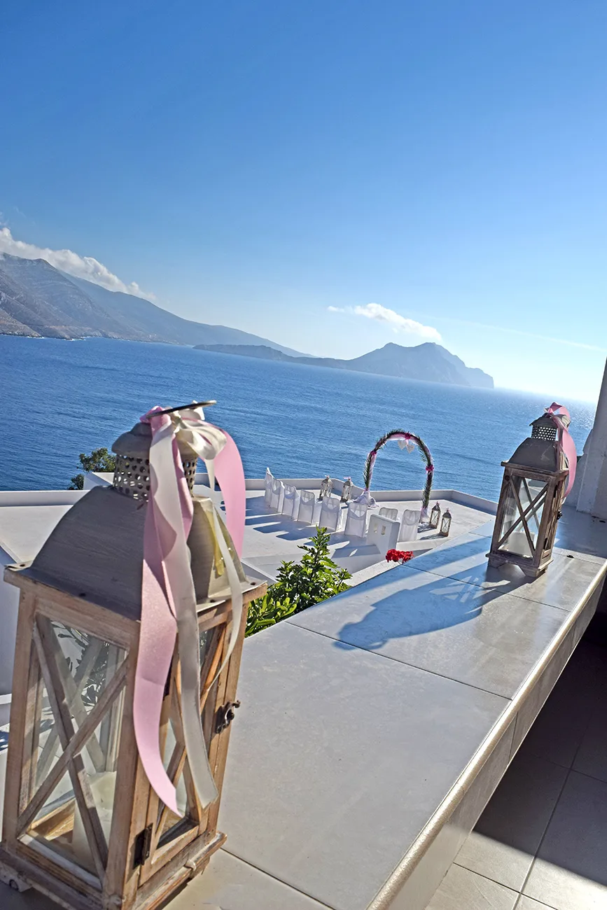 Στολισμός γάμου σε εξωτερικό χώρο με θέα τη θάλασσα στην Αμοργό.