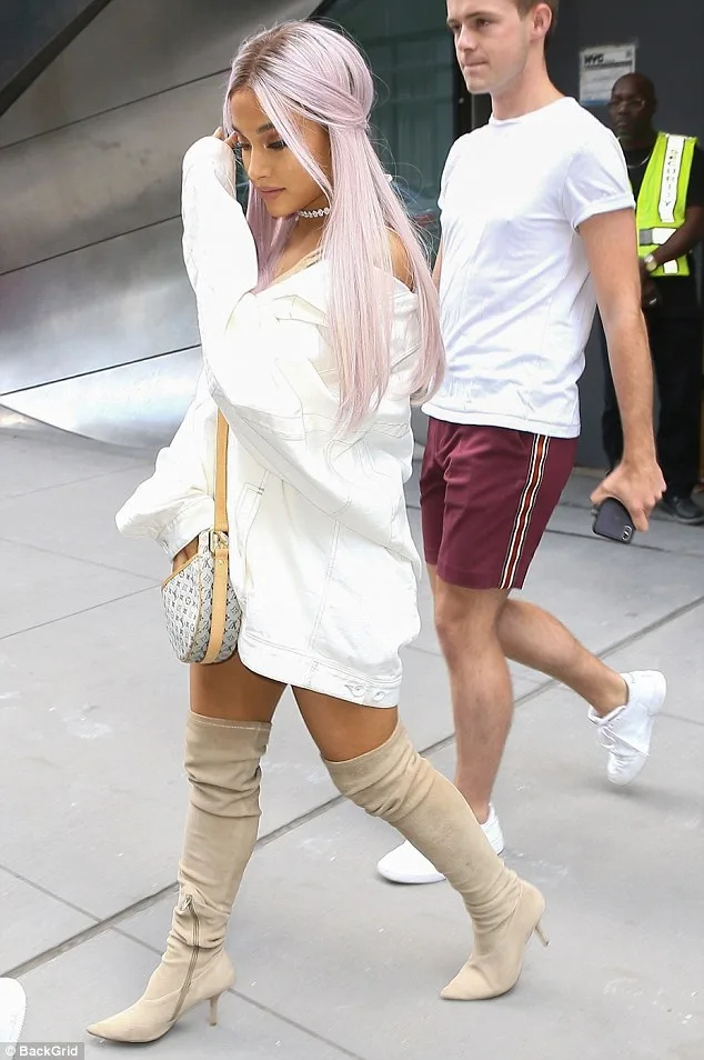 Ariana Grande έβαψε τα μαλλιά της λιλά