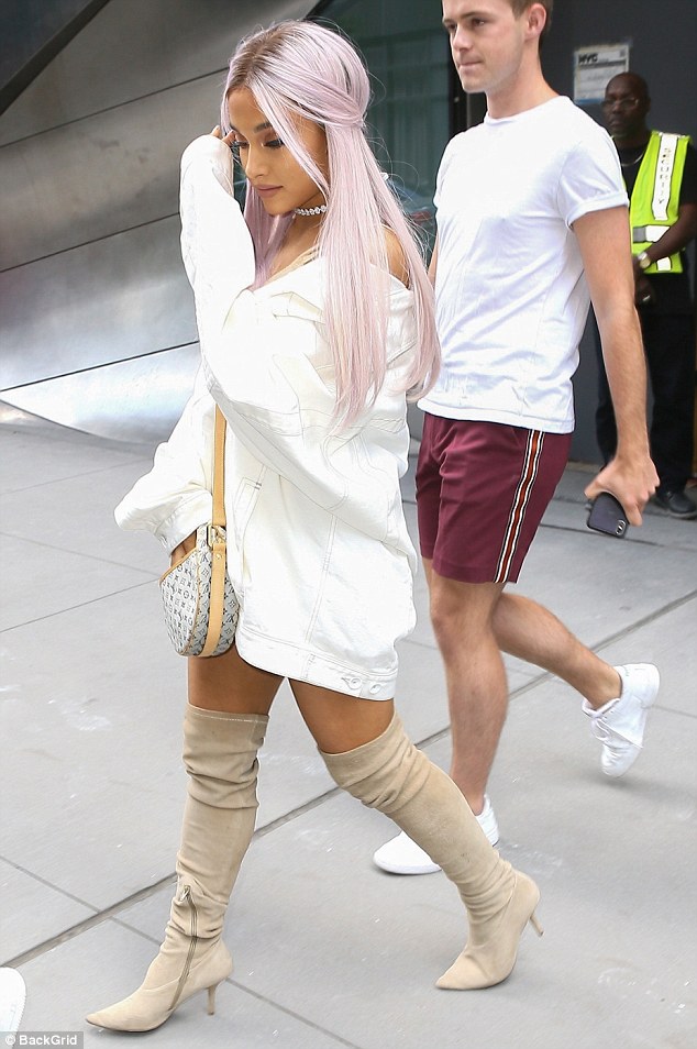 Ariana Grande έβαψε τα μαλλιά της λιλά