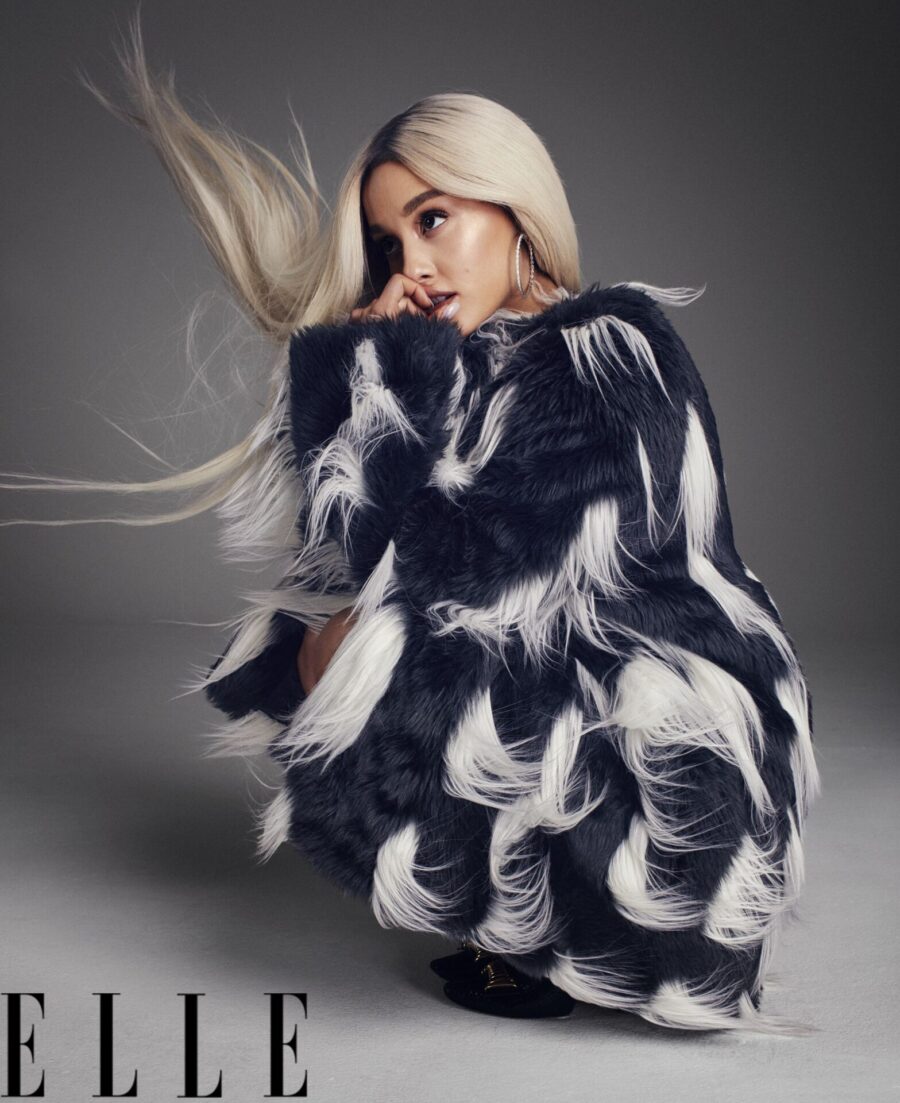 Η Ariana Grande με ξανθά μαλλιά και γούνινο παλτό σε φωτογράφιση για το περιοδικό Elle.