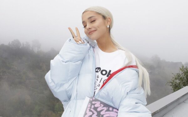 Η Ariana Grande απάντησε σε σχόλιο στο Twitter για να υπερασπιστεί τον αρραβώνα του Justin Bieber και της Hailey Baldwin