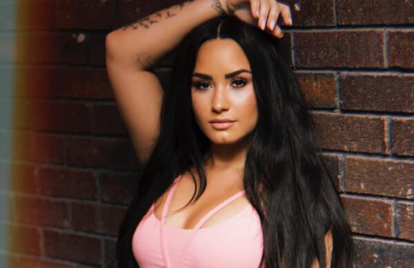 Η Demi Lovato είπε αντίο στα μελαχρινά μαλλιά της και έγινε ξανθιά!