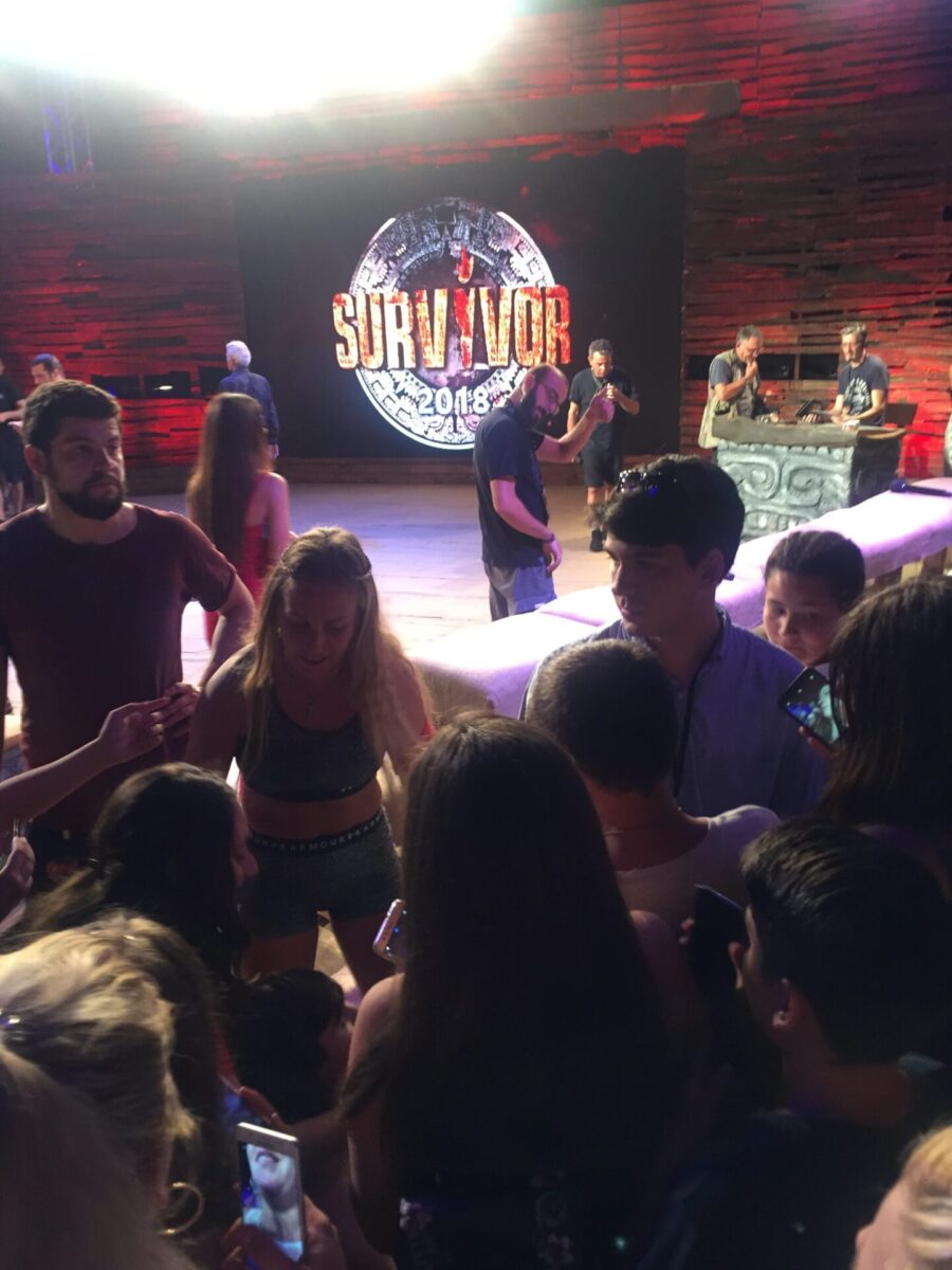 Στιγμιότυπο από τον ημιτελικό του Survivor 2018 με κόσμο και παίκτες.