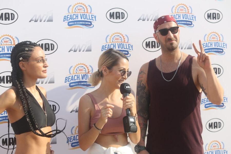 Τρία άτομα μπροστά από φόντο Mad Beach Volley: Models vs Celebrities edition.