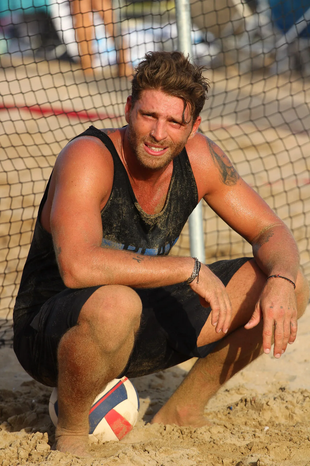 Άνδρας σε γήπεδο beach volley