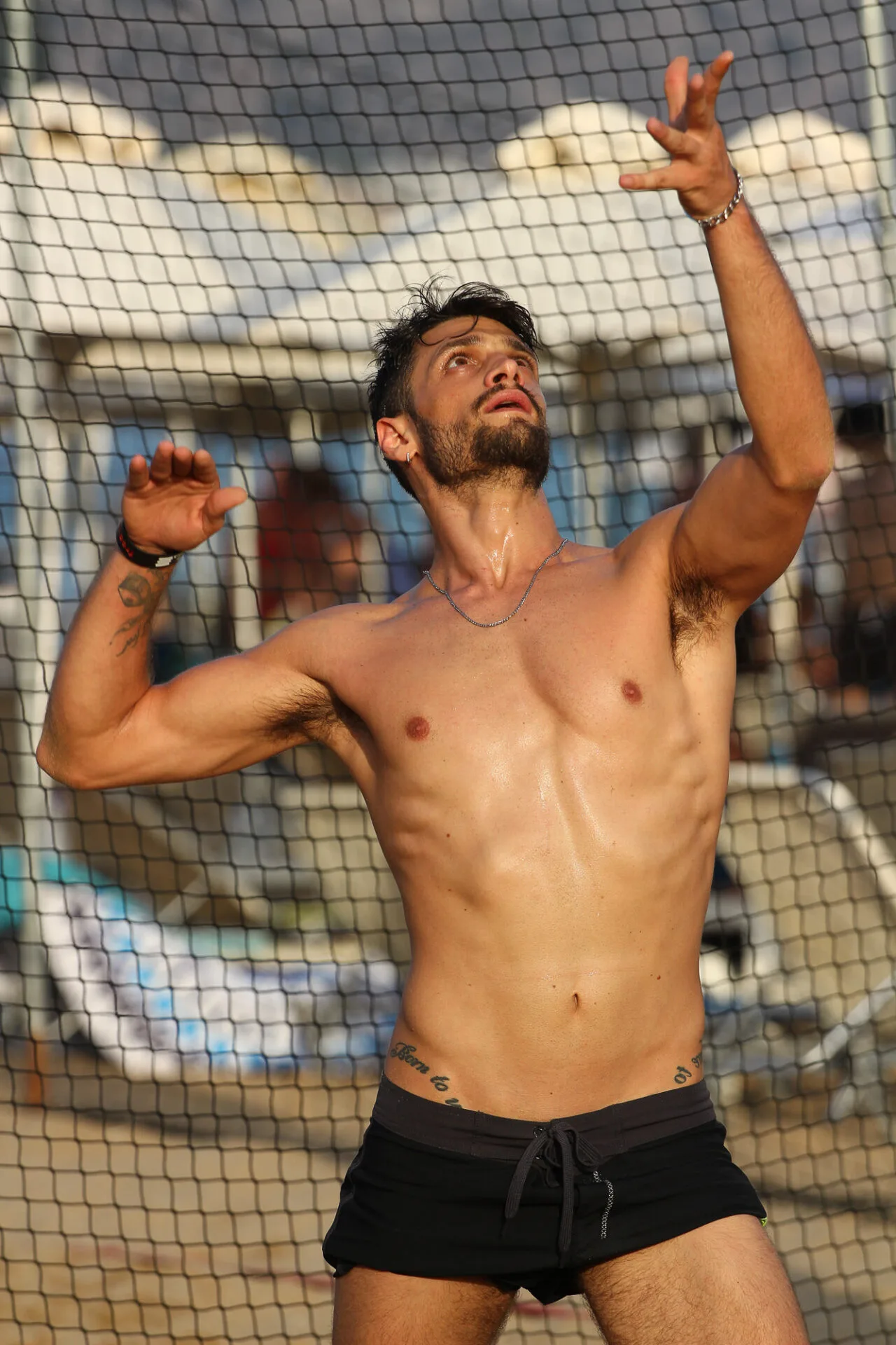 Άνδρας παίζει beach volley σε διοργάνωση του Mad.