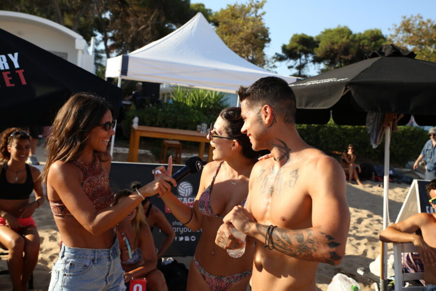 Στιγμιότυπο από το Mad Beach Volley με celebrities στην παραλία.