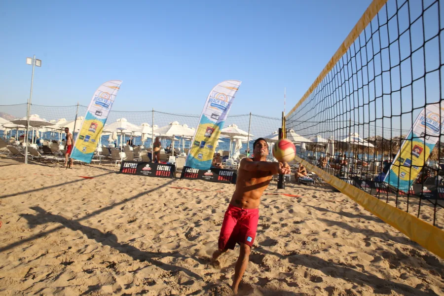 Άνδρας παίζει beach volley σε παραλία κατά τη διάρκεια του Mad Beach Volley.