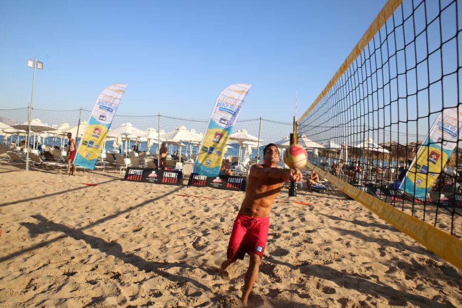 Άνδρας παίζει beach volley σε παραλία κατά τη διάρκεια του Mad Beach Volley.