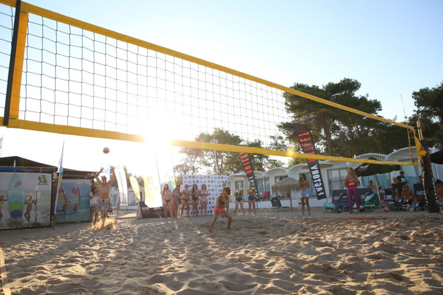 Αγώνας beach volley με celebrities και μοντέλα σε παραλία.