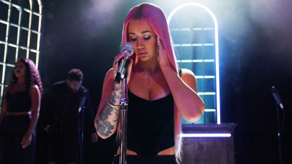 Η Iggy Azalea έβαλε τα μεγάλα μέσα: Μας δείχνει την πίσω όψη της teasάροντας τη νέα της δουλειά