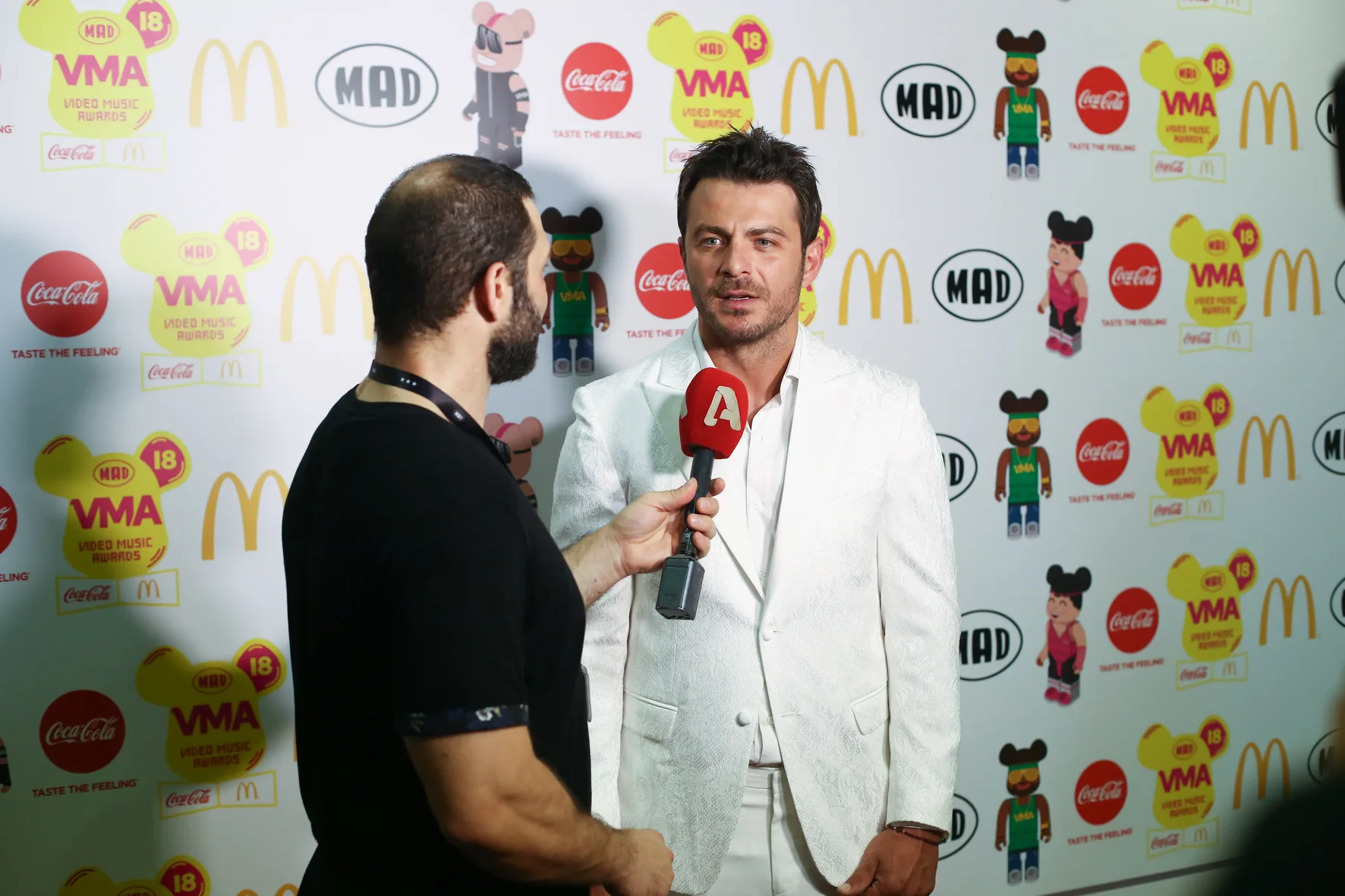 Καλλιτέχνης δίνει συνέντευξη στα backstage των Mad Video Music Awards 2018.