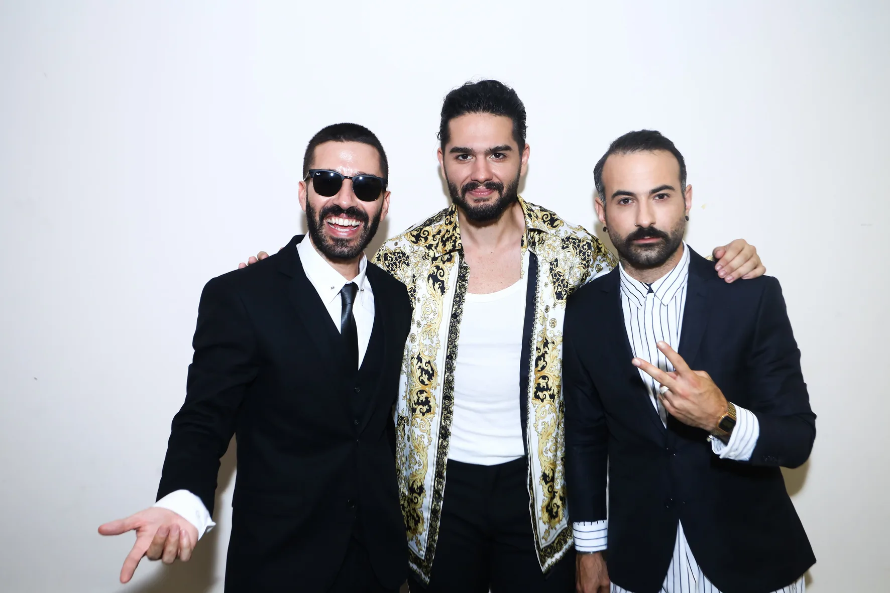 Τρεις άνδρες καλλιτέχνες στα backstage των Mad Video Music Awards 2018.