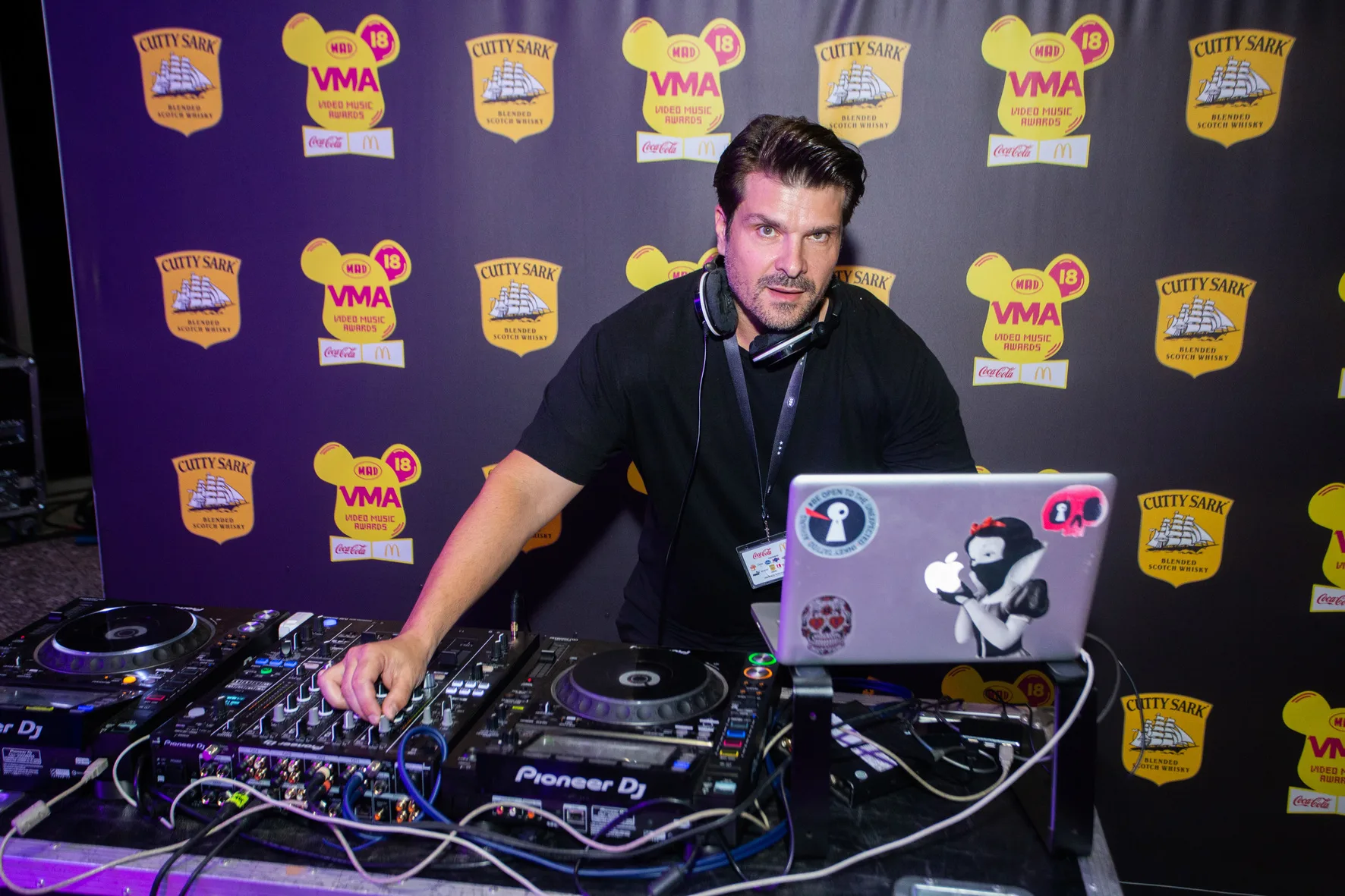 DJ στα decks στα backstage των Mad Video Music Awards 2018.