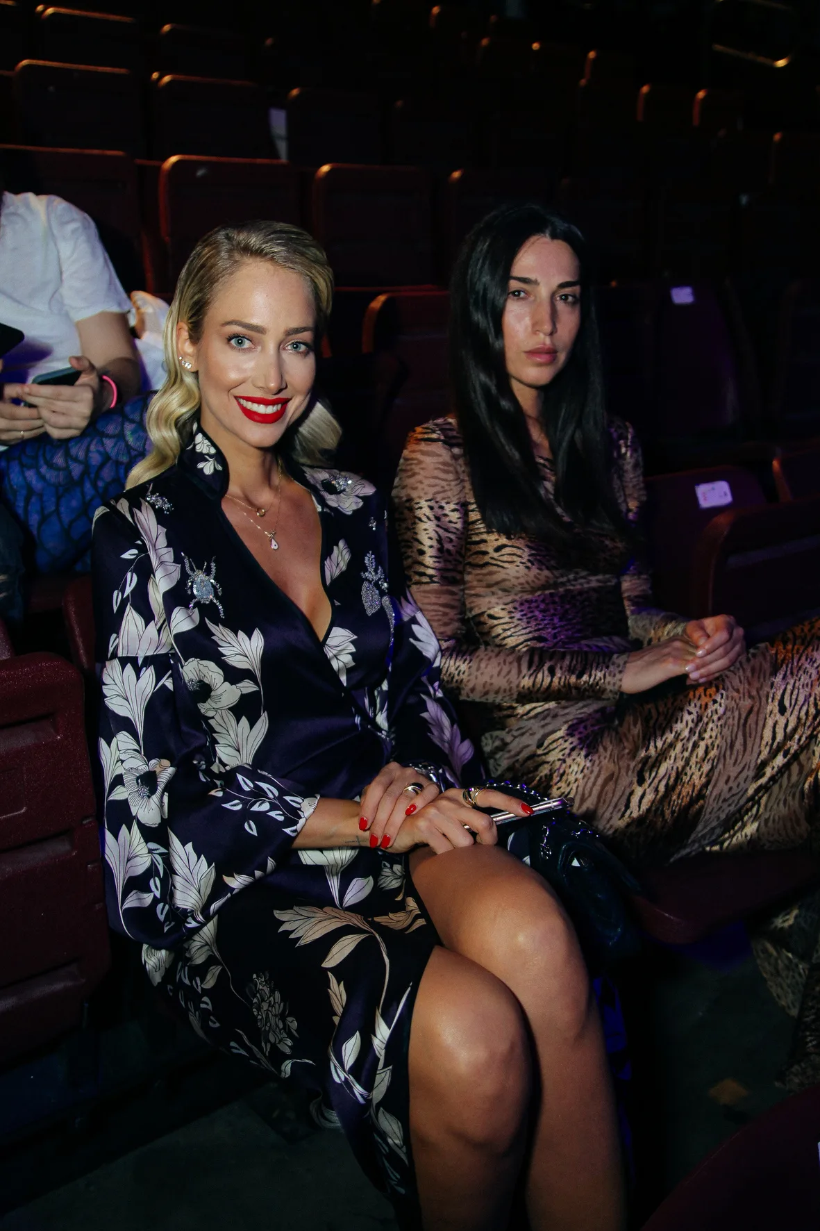 Δύο γυναίκες κάθονται στις κερκίδες των Mad Video Music Awards 2018.