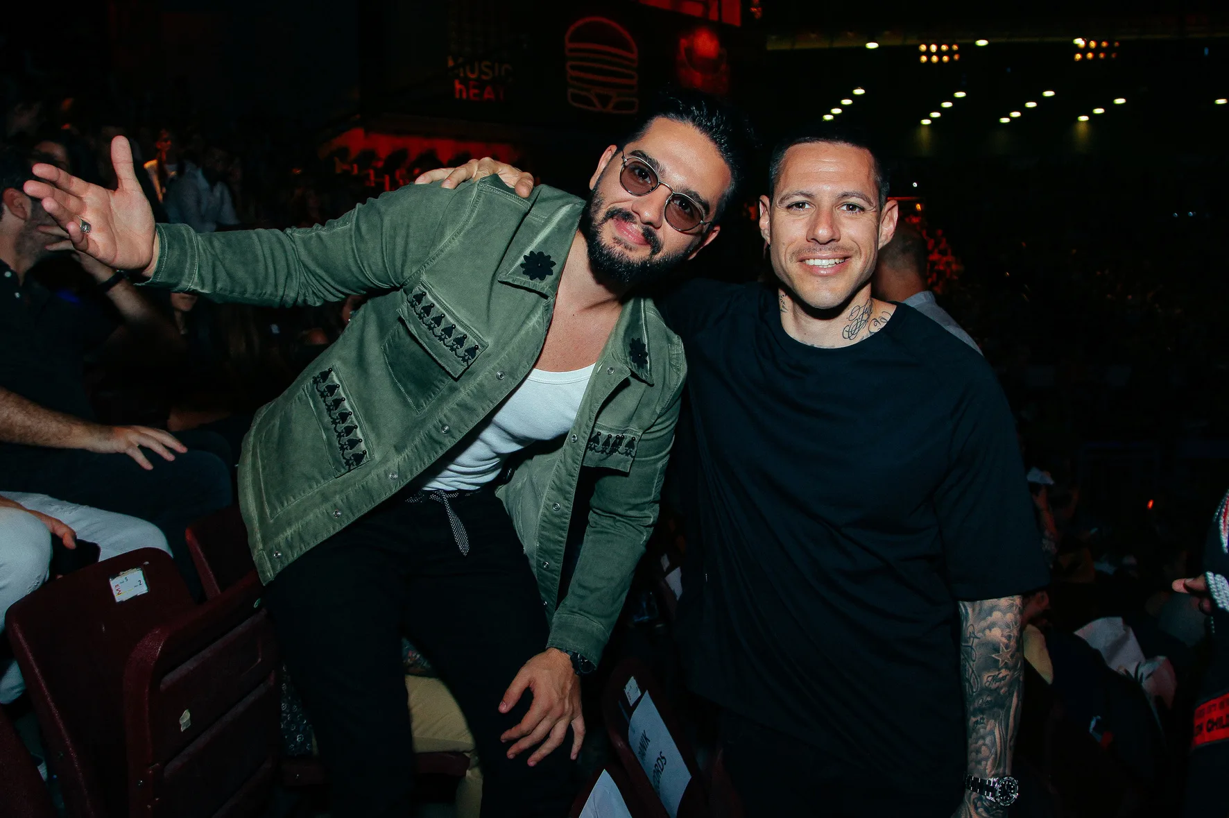 Δύο άνδρες καλλιτέχνες στα Mad Video Music Awards 2018.