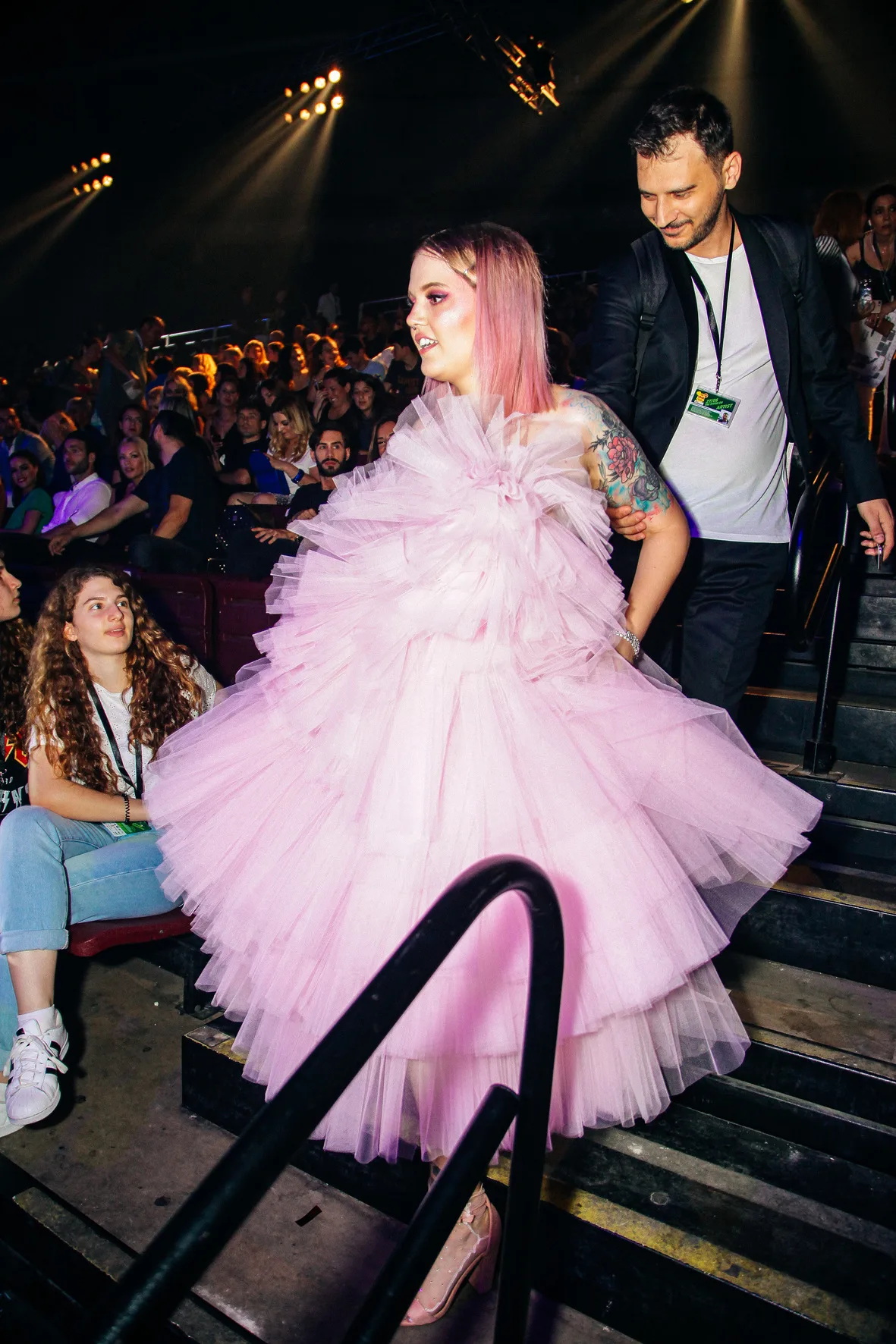 Καλλιτέχνης με ροζ τούλινο φόρεμα στα Mad Video Music Awards 2018.