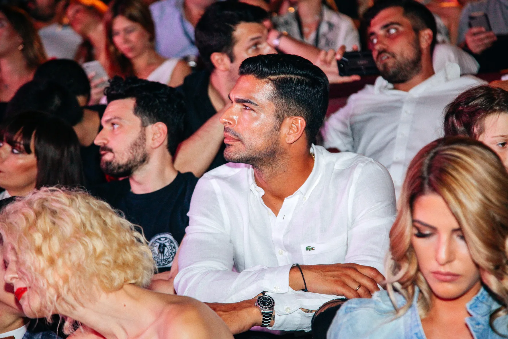 Ένας άνδρας με λευκό πουκάμισο παρακολουθεί τα Mad Video Music Awards 2018.