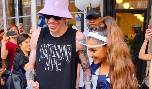 Η Ariana Grande έγραψε το όνομα του Pete Davidson στο ΔΑΧΤΥΛΟ της!