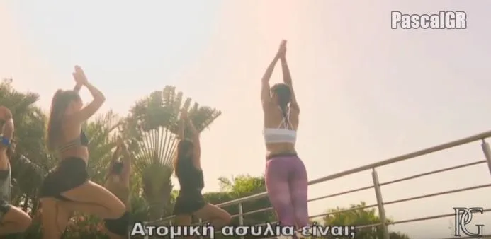 Παίκτες του Survivor 2 σε μάθημα γιόγκα στην παραλία.