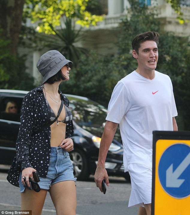 Dua Lipa να κάνει ρόδες