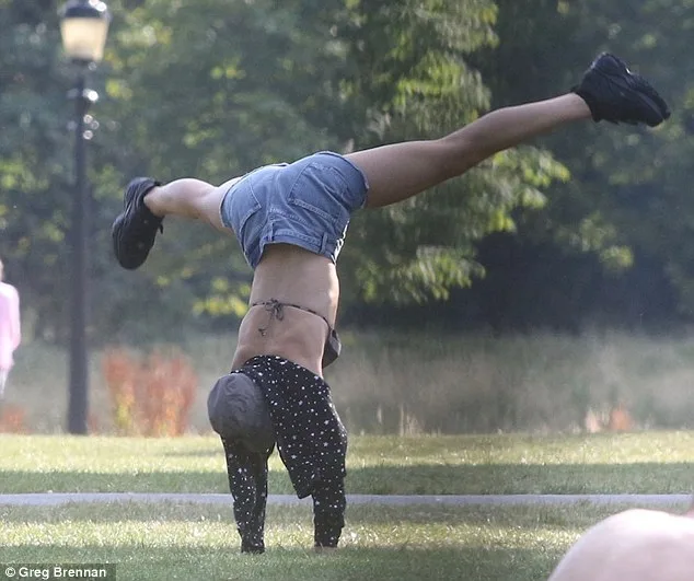Dua Lipa να κάνει ρόδες