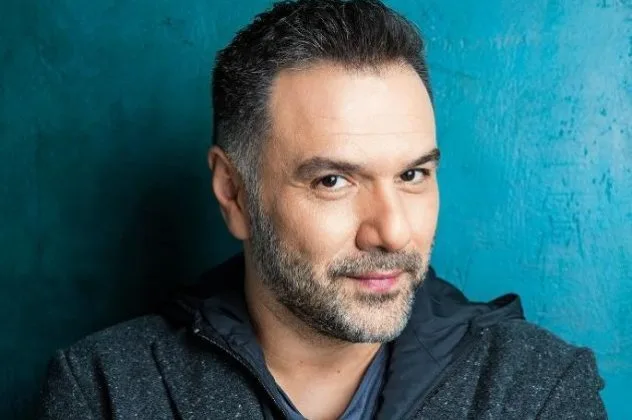 Ο Γρηγόρης Αρναούτογλου σε κοντινό πλάνο.
