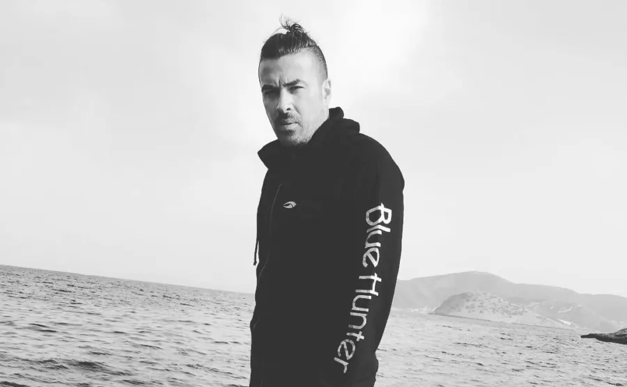 Έξαλλος ο Γιάννης Αϊβάζης με follower που διασύρει το ενδιαφέρον του για τους πυρόπληκτους