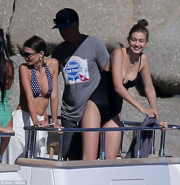 Gigi Hadid και η Emily Ratajkowski