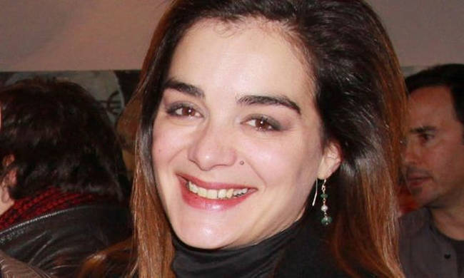 Η ηθοποιός Γωγώ Μπρέμπου χαμογελάει σε κοντινό πλάνο.