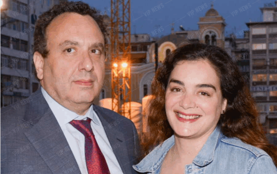 Η Γωγώ Μπρέμπου με συνοδό σε βραδινή έξοδο.