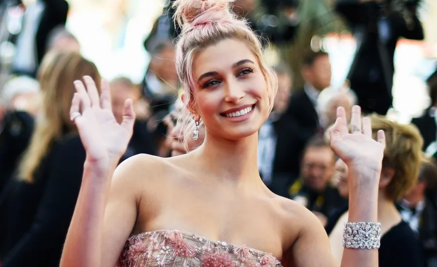 εξώφυλλο της Hailey Baldwin
