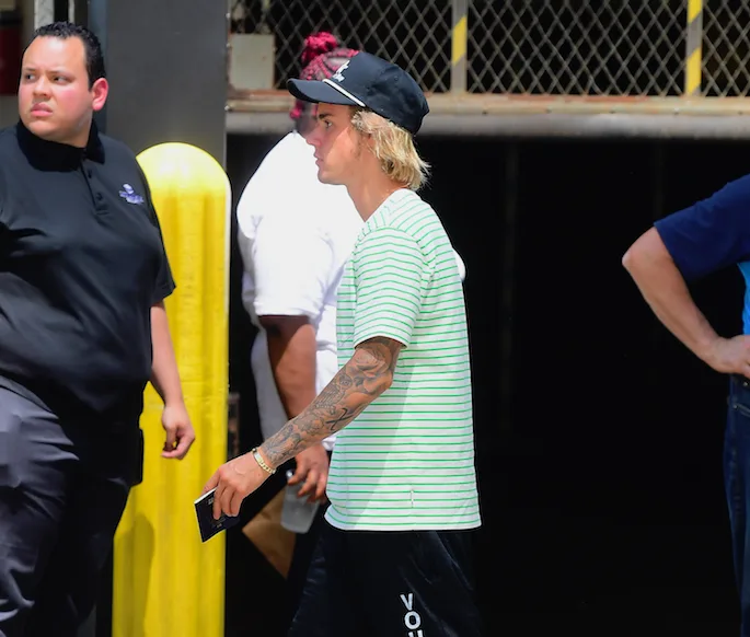 Justin Bieber έχει ακόμα το τατουάζ με τη Selena